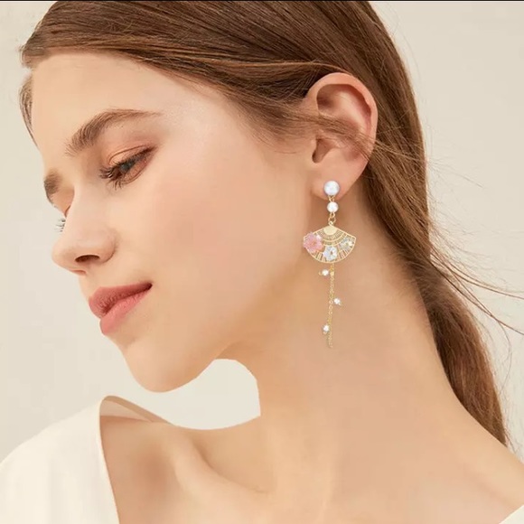 Pink White Flower 🌸 Asymmetrical Earrings - Picture 2 of 4